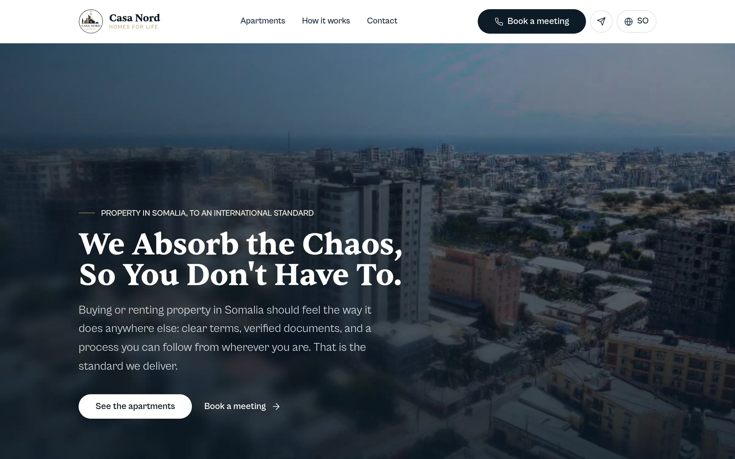 Homepage van Casa Nord: luchtbeeld van Mogadishu met de kop ‘We Absorb the Chaos, So You Don't Have To’.