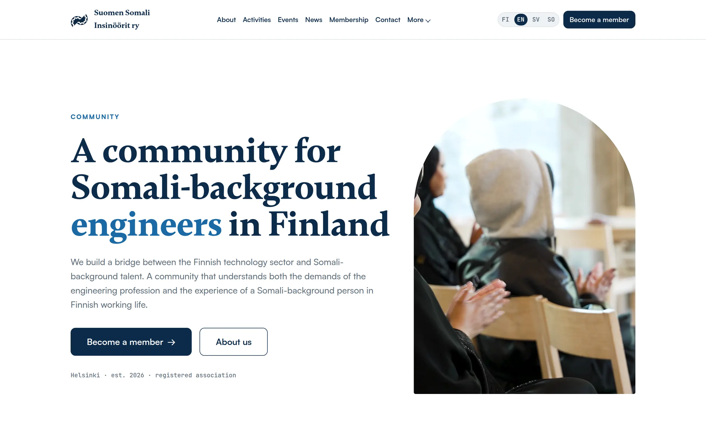 Homepage van Suomen Somali Insinöörit: de kop ‘A community for Somali-background engineers in Finland’ naast een boogvormige video.